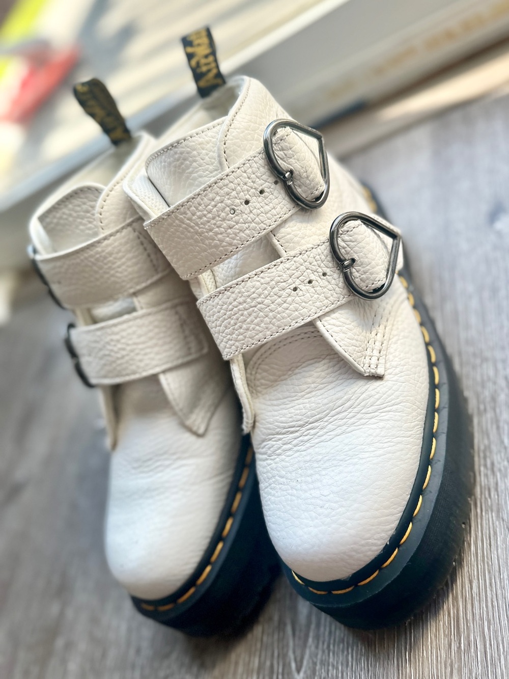 Dr Martens Devon Heart White Pebbled Leather Platform Boots Womens US 9 EU 41